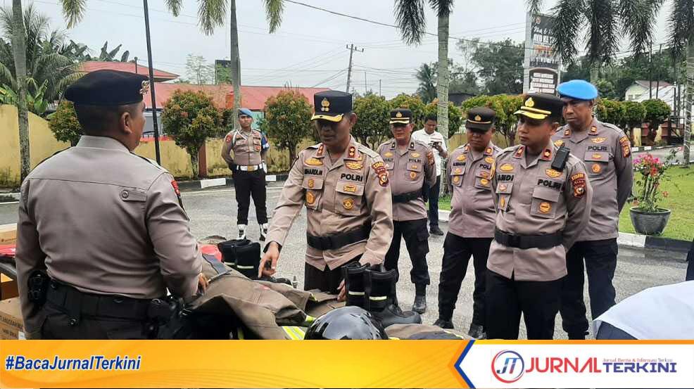 Kapolres Kampar, AKBP Mihardi Mirwan didampingi Wakapolres Kompol Andi Cakra Putra dan Pejabat Utama (PJU) Polres Kampar Provinsi Riau, mengecek kesiapan peralatan menangani kebakaran hutan dan lahat (Karhutla), Rabu, (23/4/25). (JurnalTerkini.id/canggih)