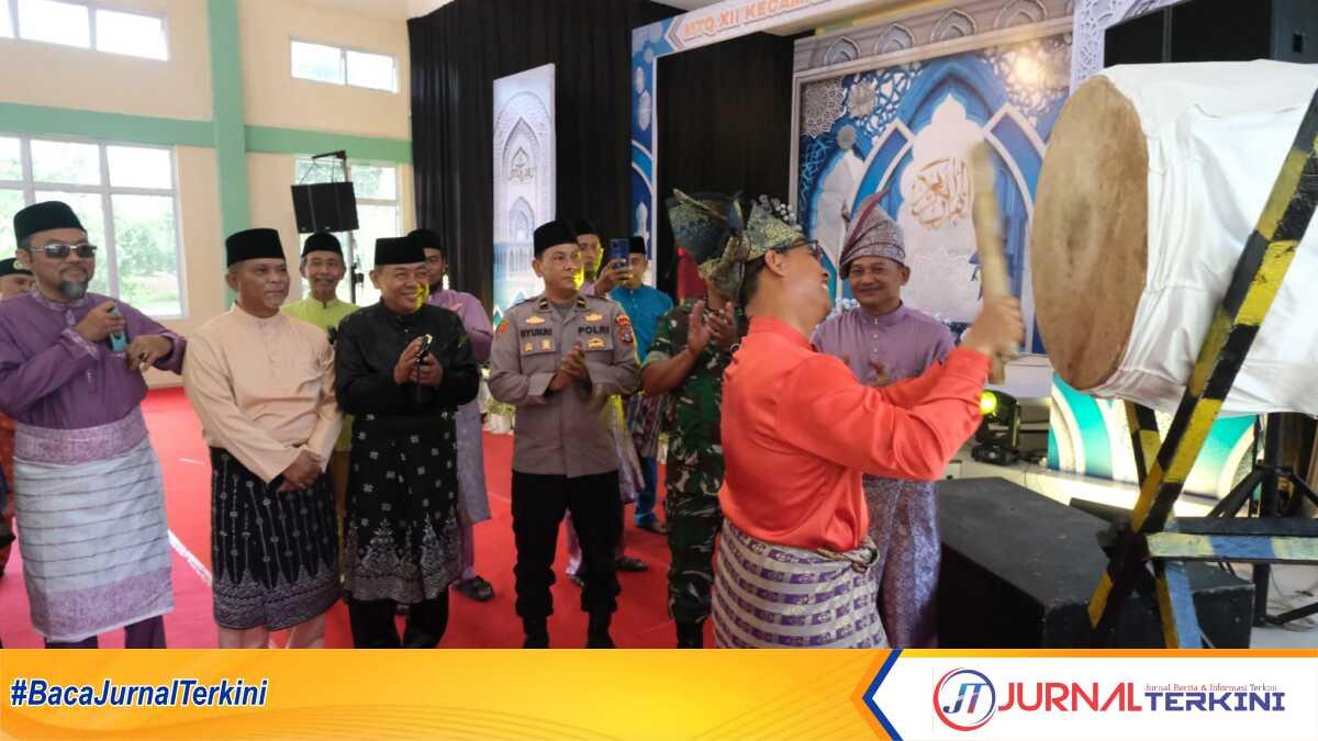 Bupati Karimun Iskandarsyah menabuh beduq tanda dimulainya MTQ ke-12 tingkat Kecamatan Meral Barat di Gedung Serbaguna Puskesmas Kecamatan Meral Barat, Senin (21/04/2025). (JurnalTerkini.id/edy kencana)