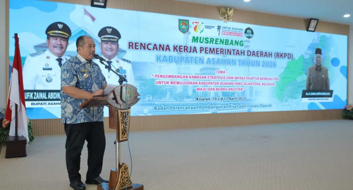 Bupati Asahan memberikan sambutan dalam acara Musyawarah Perencanaan Pembangunan (Musrenbang) Rencana Kerja Pemerintah Daerah (RKPD) Kabupaten Asahan 2026 di Aula Melati Kantor Bupati Asahan, Kamis (10/04/2025). (Diskominfo Asahan)