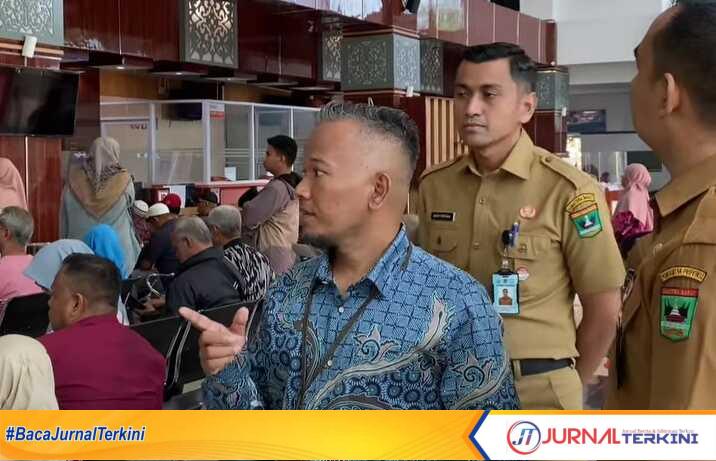 Ombudsman Sumbar melakukan Sidak ke kantor Samsat Padang, Selasa (08/04/2025). (JurnalTerkini.id/Amryan)