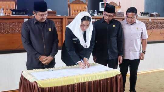 Bupati dan Ketua DPRD menghadiri rapat paripurna di Kantor DPRD Dharmasraya (Humas)