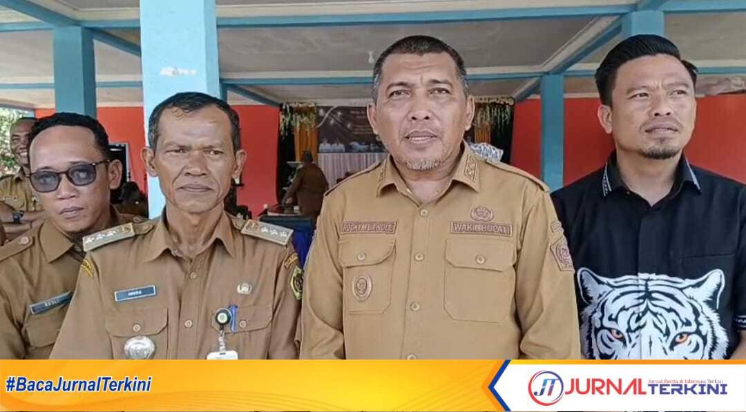 Rocky Marciano Bawole (1) Wakil Bupati Karimun diwawancarai wartawan usai pembukaan Musrenbang tingkat Kecamatan Selat Gelam, Senin (21/04/2025). (JurnalTerkini.id/edy kencana)