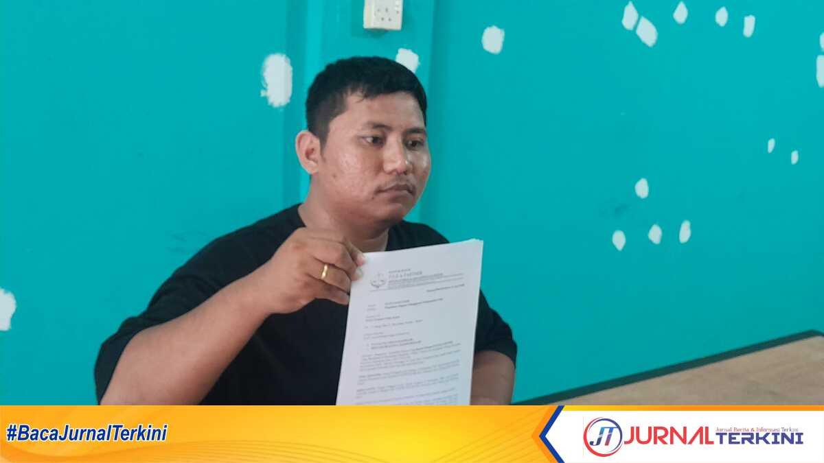 Ronald Reagen Barimbing dari Kantor Hukum P.S.R & Partners menunjukkan surat laporan ke Bidang Propam Polda Kepri dalam keterangan persnya, Sabtu (26/4/2025). (JurnalTerkini.id/rusdi)