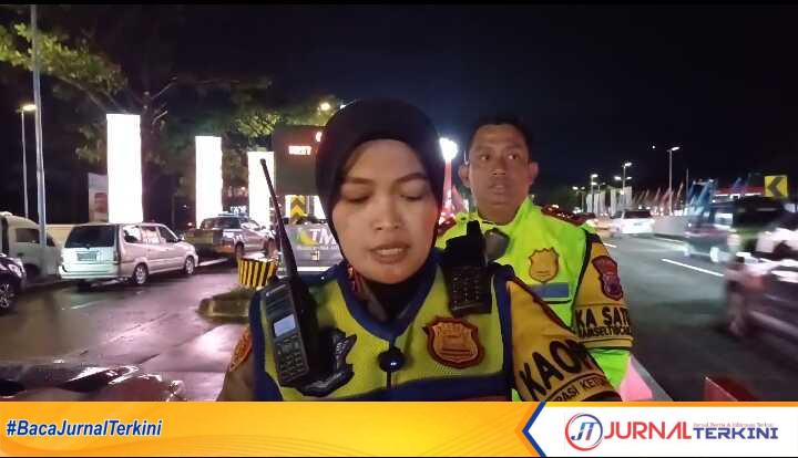 AKBP Ratna Quratul Ainy SIK. MSi., bersama Kasat Lantas Kasat Lantas AKP Lingga Ramadhani STK. SIK. saat memantau langsung situasi arus di rest area KM 456 jalur B wilayah Kec. Pabelan Kab. Semarang./Dok.Foto.Jk_Zed.(jurnalterkini.id/Ponco)