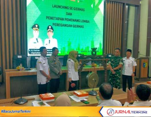 Bupati Demak, dr. Eisti’anah Lounching SeGermas dengan tabuh gong di Gedung Gradhika Bina Praja./Dok.Foto.(jurnalterkini.id/Ponco)