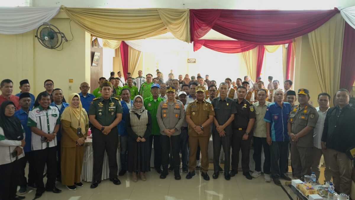 Serikat buruh Asahan Wakil Bupati Asahan Rianto mengikuti silaturahmi dengan Serikat Pekerja/Buruh se-Kabupaten Asahan dalam rangka dalam menyambut Hari Buruh 2025 di BSP Club Kisaran, Selasa (29/04/2025). (Diskominfo Asahan)