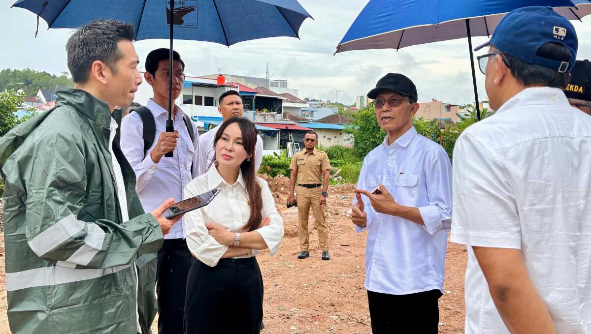 Sungai Baloi Indah Kepala BP Batam, Amsakar Achmad bersama Wakil Kepala BP Batam, Li Claudia Chandra berkesempatan untuk meninjau langsung penataan Daerah Aliran Sungai (DAS) Baloi Indah, Selasa (8/4/2025). (Foto: humasbpbatam)