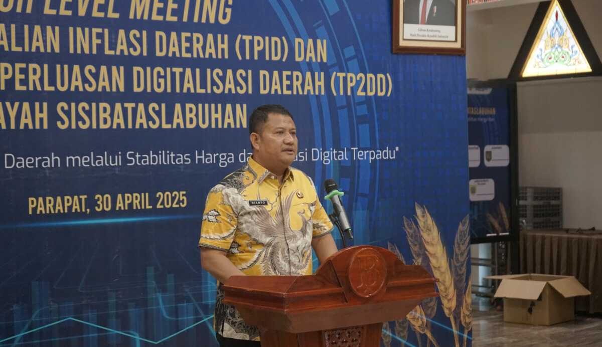 Wakil Bupati Asahan Rianto mengikuti High Level Meeting Tim Pengendalian Inflasi Daerah (TPID) dan Tim Percepatan dan Perluasan Digitalisasi Daerah (TP2DD) Wilayah Sisibataslabuhan dengan Tema Penguatan Ketahanan Ekonomi Daerah melalui Stabilitas Harga dan Inovasi Digital Terpadu di Hotel Niagara Parapat, Rabu (30/04/2025). (Diskominfo Asahan)