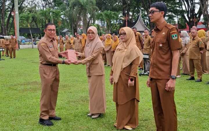 Pj Sekda Provinsi Sumbar, Yozarwardi Usama Putra beri apresiasi tinggi kepada Biro Adpim Setdaprov Sumbar, Senin (28/04/2025).(Foto Adpim sumbar).