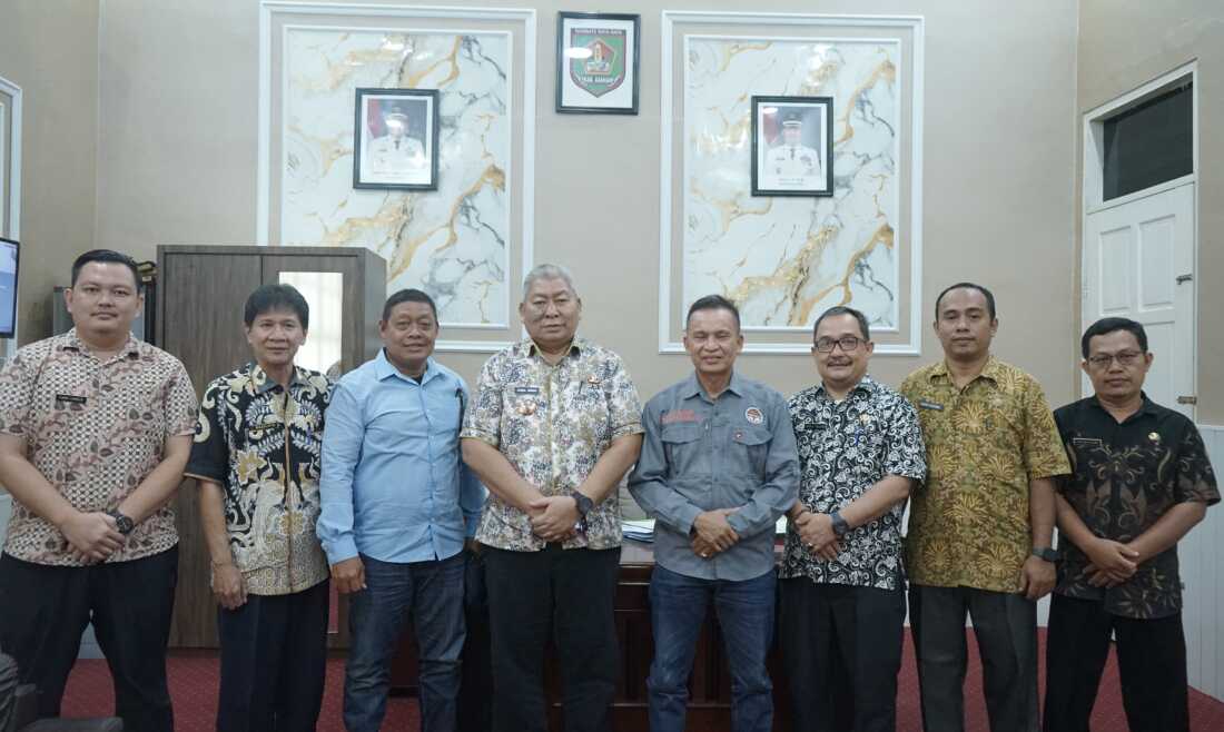 Asosiasi Petani Kelapa Sawit dan Perkebunan Inti Rakyat (ASPEKPIR) Provinsi Sumatera Utara, berpose bersama Sekda Asahan di ruang kerja Sekda setempat, Kamis (24/04/2025). (Diskominfo Asahan)