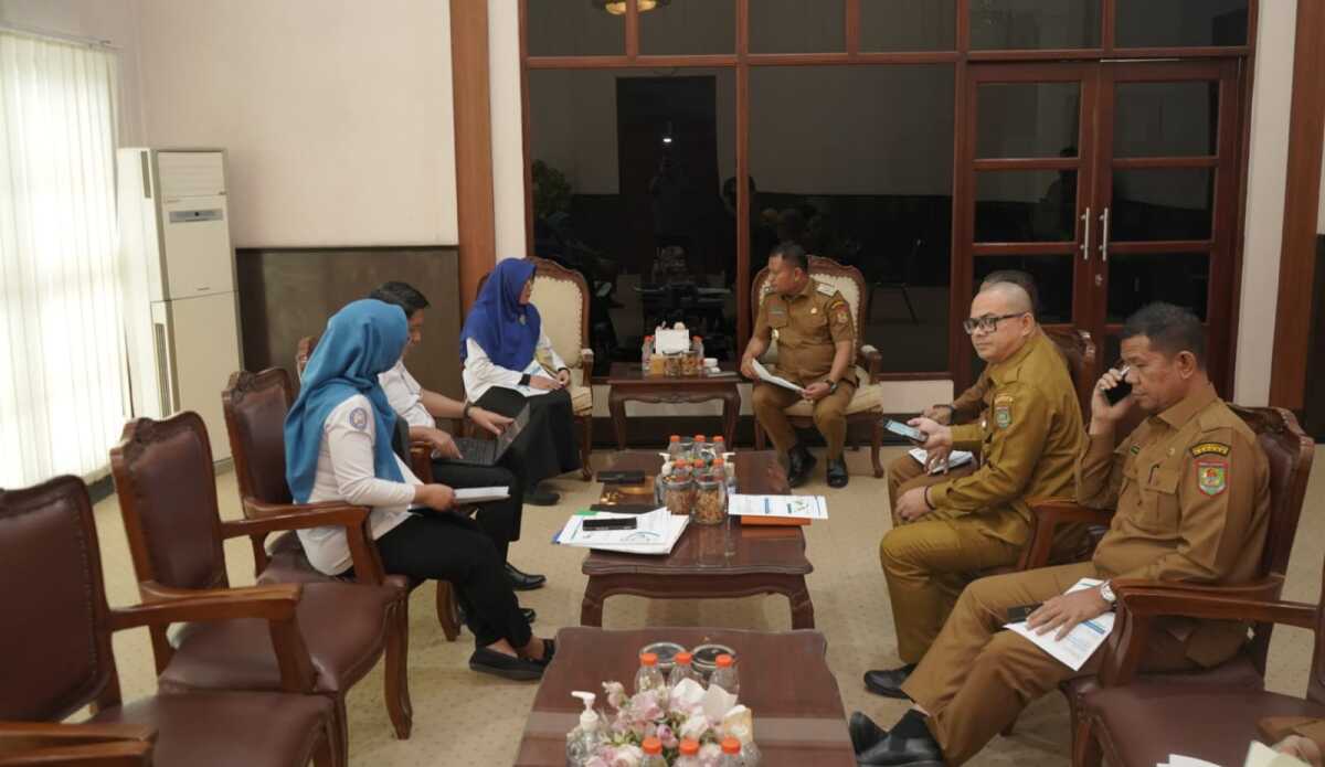 Wakil Bupati Asahan Rianto, SH., MAP menerima audiensi BPJS Kesehatan Cabang Kisaran di ruang lerja Bupati Asahan, Senin (21/04/2025). (Diskominfo Asahan)