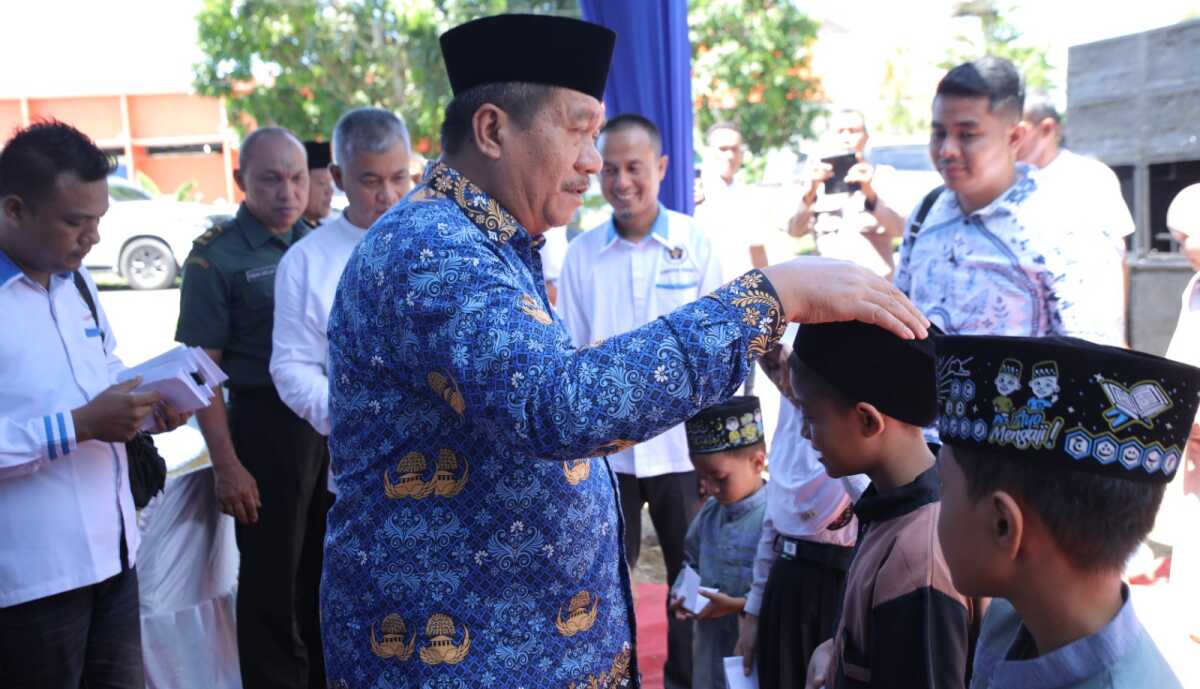 Bupati Asahan saat menghadari kegiatan Bakti Sosial PWI Kabupaten Asahan di halaman Kantor PWI, Kamis (17/4/2025). (Diskominfo Asahan)