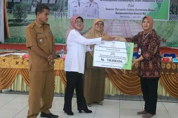 Wakil Bupati Leli Arni Serahkan Bantuan Untuk Penyandang Disabilitas, Lansia Dan Anak Terlantar Di Gedung Serba Guna Kantor Camat Pulau Punjung, FOTO : Humas Pemkab Dharmasraya