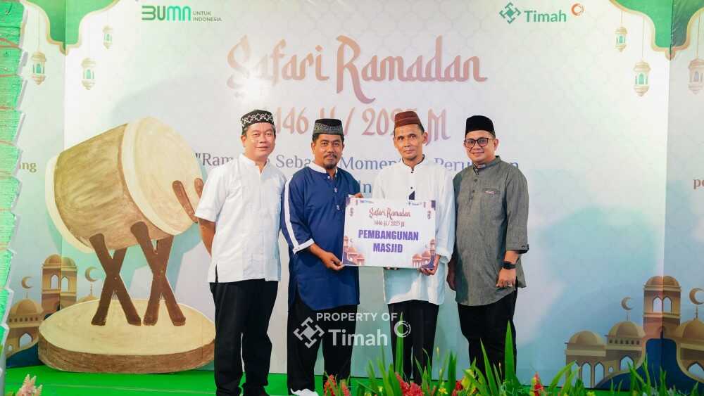 PT Timah menyalurkan bantuan kepada salah satu masjid di momen Ramadhan 1446 H. (Timah)