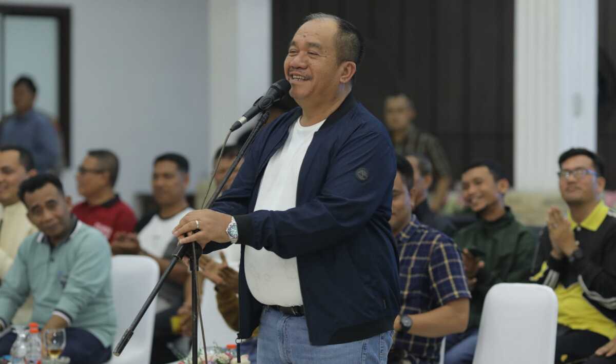 bupati Asahan (1) Bupati Asahan, Taufik Zainal Abidin Siregar, S.Sos., M. Si melepas 200 pelajar untuk meriahkan Festival Fun Run Sumut 2025, Minggu (27/04/2025) dini hari bertempat di pendopo Rumah Dinas Bupati Asahan. (Diskominfo Asahan)