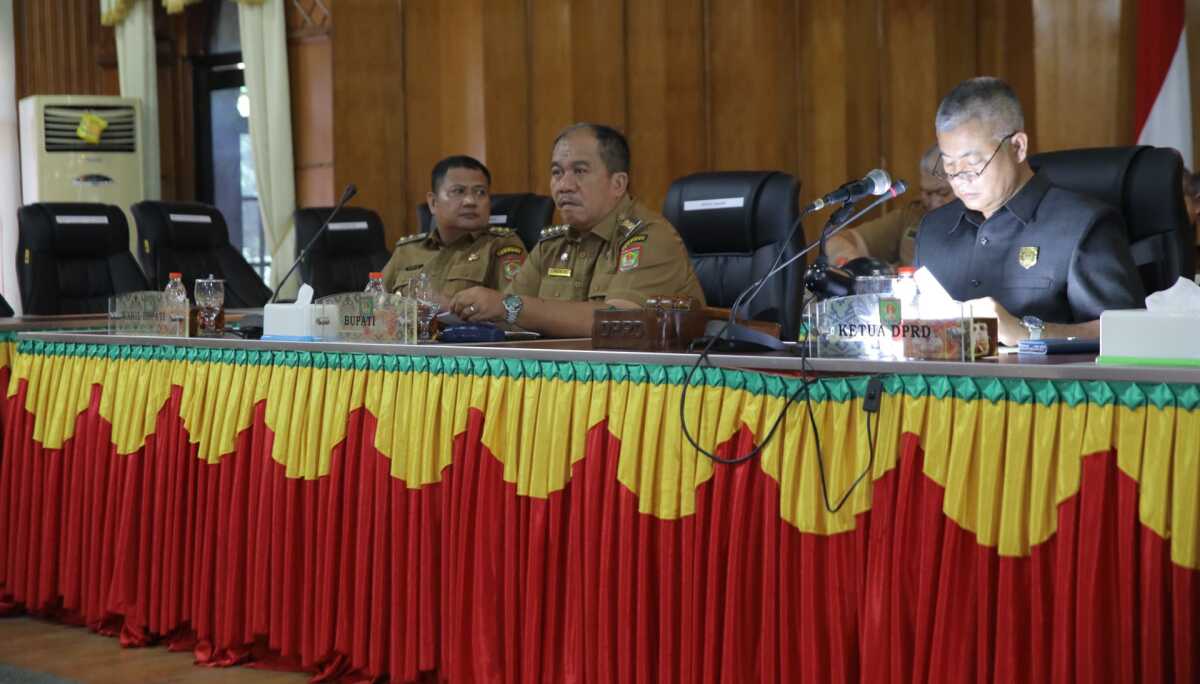 Bupati Asahan dalam rapat paripurna DPRD Asahan dalam acara penyampaian Rancangan Awal Rencana Pembangunan Jangka Menengah Daerah (RPJMD) Kabupaten Asahan Tahun 2025-2029 di Aula Rambate Rata Raya Sekretariat DPRD Kabupaten Asahan yang dipimpin langsung oleh Ketua DPRD Kabupaten Asahan H Efi Irwansyah Pane MKM, Selasa (08/04/2025). (Diskominfo Asahan)