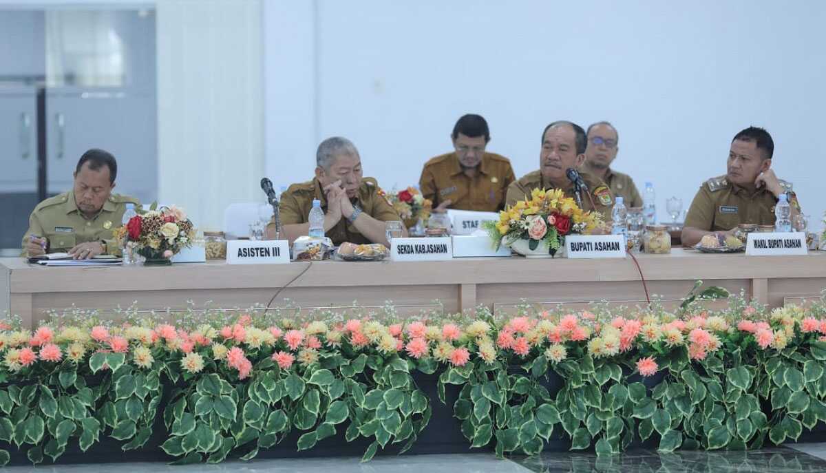 Bupati Asahan, Taufik Zainal Abidin Siregar, S.Sos., M.Si., memimpin Rapat Koordinasi Pemerintah (Rakorpem) di Kantor Bupati Asahan, Selasa (22/04/2025). (diskominfo asahan)