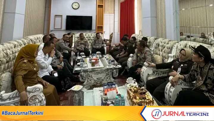 Bupati dan Wakil Bupati Dharmasraya bersama Forkopimda di Kantor Bupati Dharmasraya. (Humas Pemkab Dharmasraya)