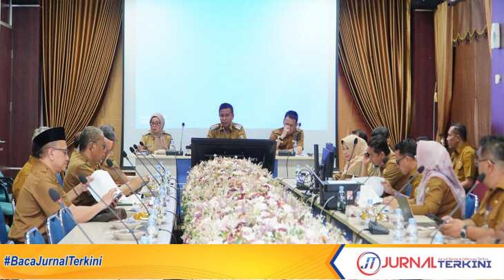 Bupati Kampar Ahmad Yuzar didampingi Wakil Bupati Kampar Misharti dan Sekda Kampar Hambali langsung menggelar rapat terkait refocusing anggaran dan Rencana Kerja dan Anggaran (RKA) Kabupaten Kampar yang dilaksanakan di Aula Muara Takus Kantor Bappeda Kabupaten Kampar, Selasa (8/4/2025). (JurnalTerkini.id/canggih)