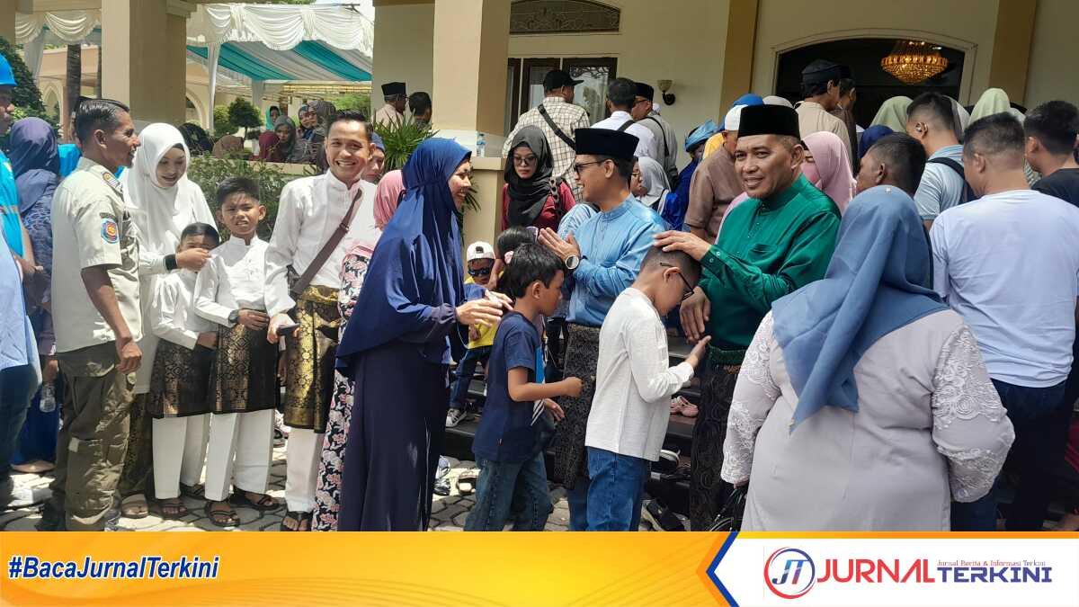 Bupati Karimun Iskandarsyah dan Wakil Bupati Rocky Marciano Bawole menyalami warga yang menghadiri acara rumah terbuka atau open house di hari ketiga Hari Raya Idul Fitri 1446 H, Rabu (2/4/2025). (JurnalTerkini.id/Rusdi)