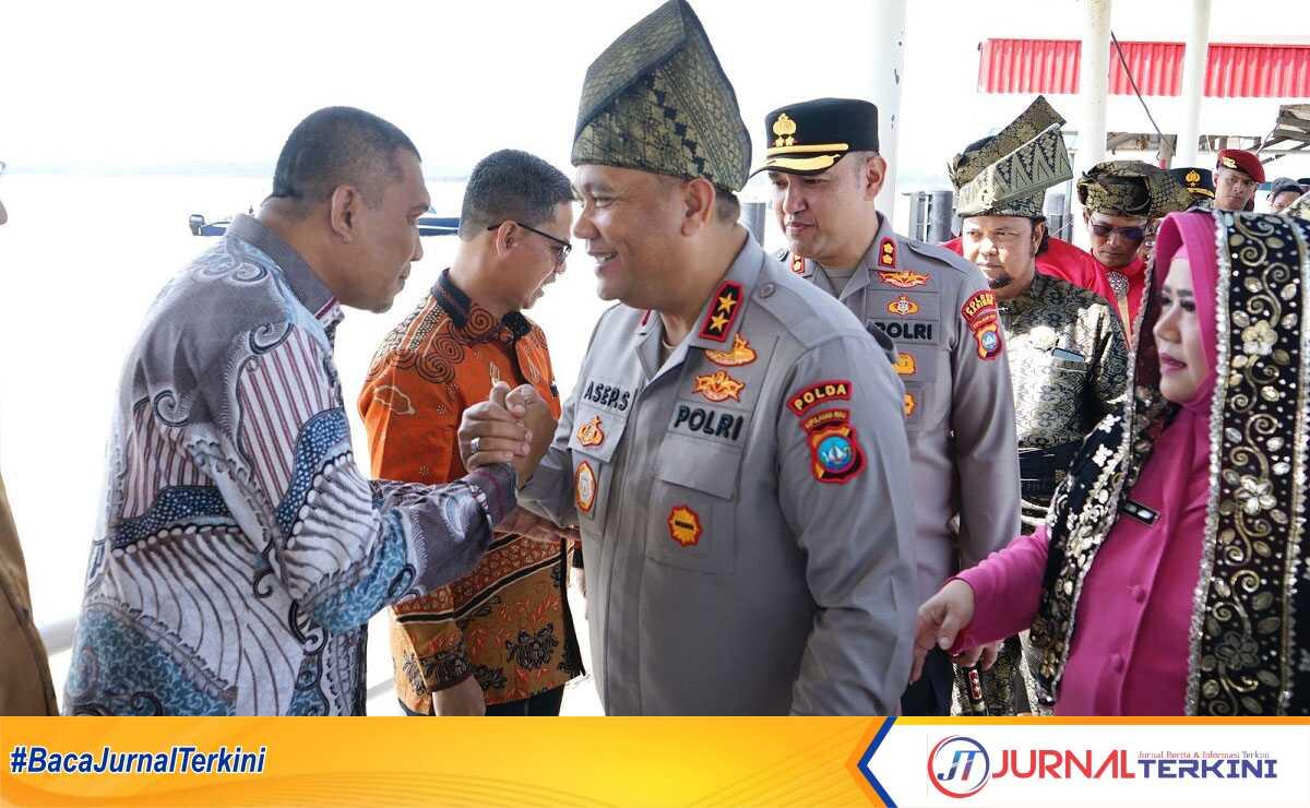 Kapolda Kepri Irjen Pol Asep Safrudin menyalami Wakil Bupati Karimun Rocky Marciano Bawole dan Bupati Iskandarsyah dalam kunjungannya ke Tanjung Balai Karimun, Kamis (10/4/2025). (JurnalTerkini.id/edy kencana)
