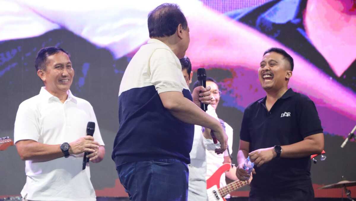 Chairul Tanjung (tengah. Berdiri menyamping) bersama Wagub Sumbar Vasco Ruseime (kanan) saat reuni Akbar SMAN 1 Jakarta, Sabtu (26/04/2025) (foto Adpim sumbar).