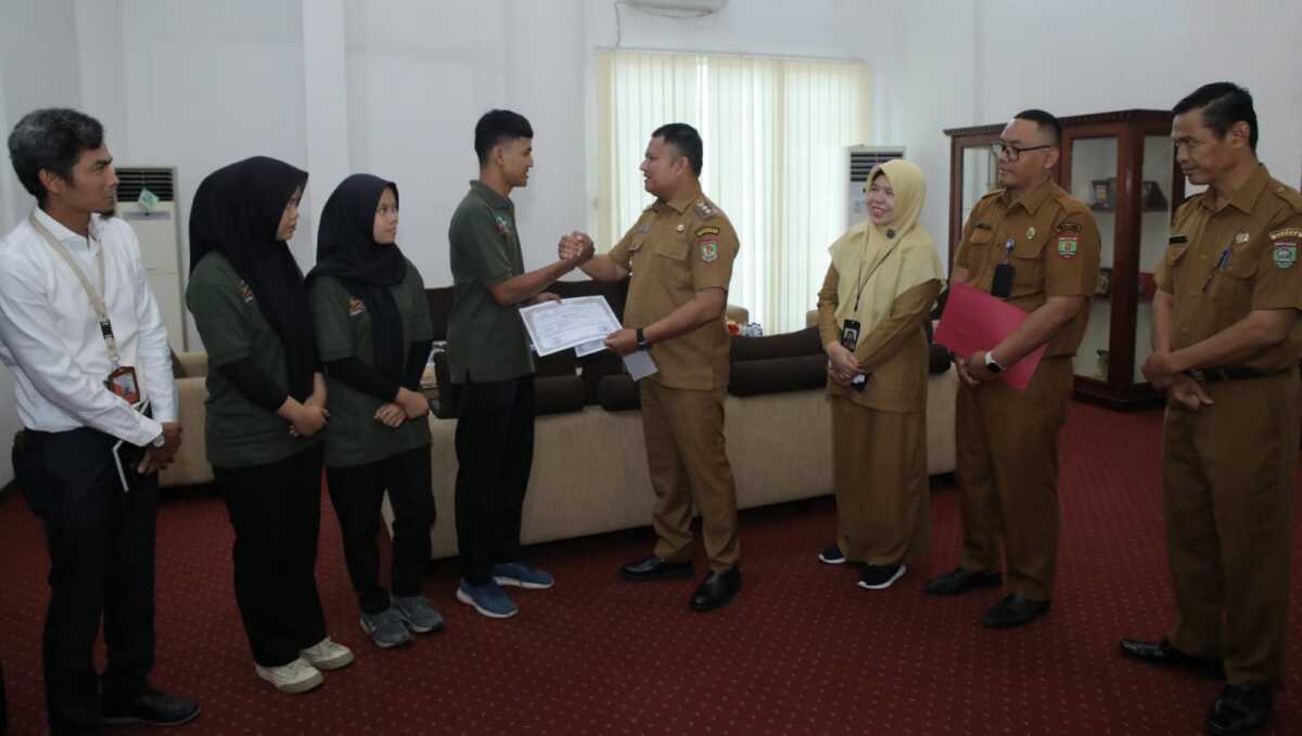 dari Asahan magang ke jepang Wakil Bupati Asahan, Rianto, SH., MAP melepas 3 peserta program magang kerja ke Jepang sekaligus menyerahkan sertifikat pelatihan kepada yang telah menyelesaikan pelatihan, Senin (28/4/2025). (Diskominfo Asahan)