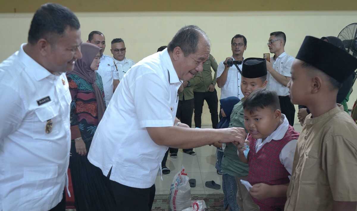 Bupati dan Wakil pada acara halal bihalal keluarga besar DLH yang bertempat di Gedung Serbaguna Kisaran, Rabu (23/04/2025). (diskominfo asahan)