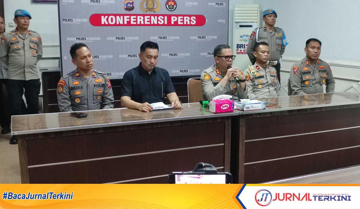 Konferensi Pers dipimpin langsung oleh Kapolres Sijunjung AKBP Andre Anas dan didampingi oleh Waka Polres, Kabag Ops, Kasat Reskrim dan Kapolsek Tanjung Gadang, Rabu (09/04/2025) pukul 16:00 Wib. (JurnalTerkini.id/Amryan)