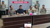 dugaan penganiayaan wartawan sijunjung Konferensi Pers dipimpin langsung oleh Kapolres Sijunjung AKBP Andre Anas dan didampingi oleh Waka Polres, Kabag Ops, Kasat Reskrim dan Kapolsek Tanjung Gadang, Rabu (09/04/2025) pukul 16:00 Wib. (JurnalTerkini.id/Amryan)