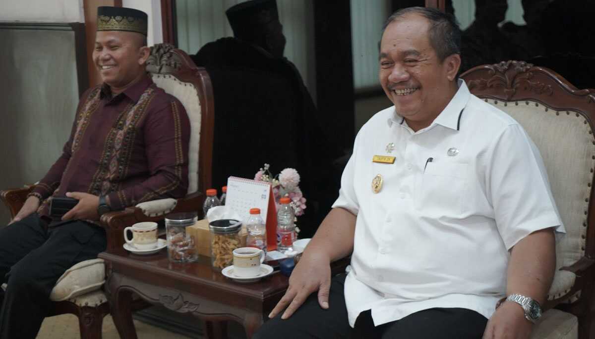 Bupati Asahan Taufik Zainal Abidin, S.Sos., M.Si menerima kunjungan etnis Tapanuli Bagian Selatan (Tabagsel) di ruang kerja Bupati Asahan, Rabu (23/04/2025). (diskominfo asahan)
