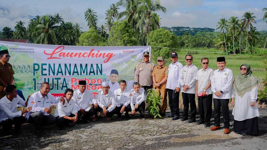 gerakan sejuta pohon solok Wabup Solok Chandra (baju kuning tengah) bersama Kemenag Kab Solok di acara penanaman satu juta pohon matoa, (22/04/2025) (foto : DiskominfokabSolok).
