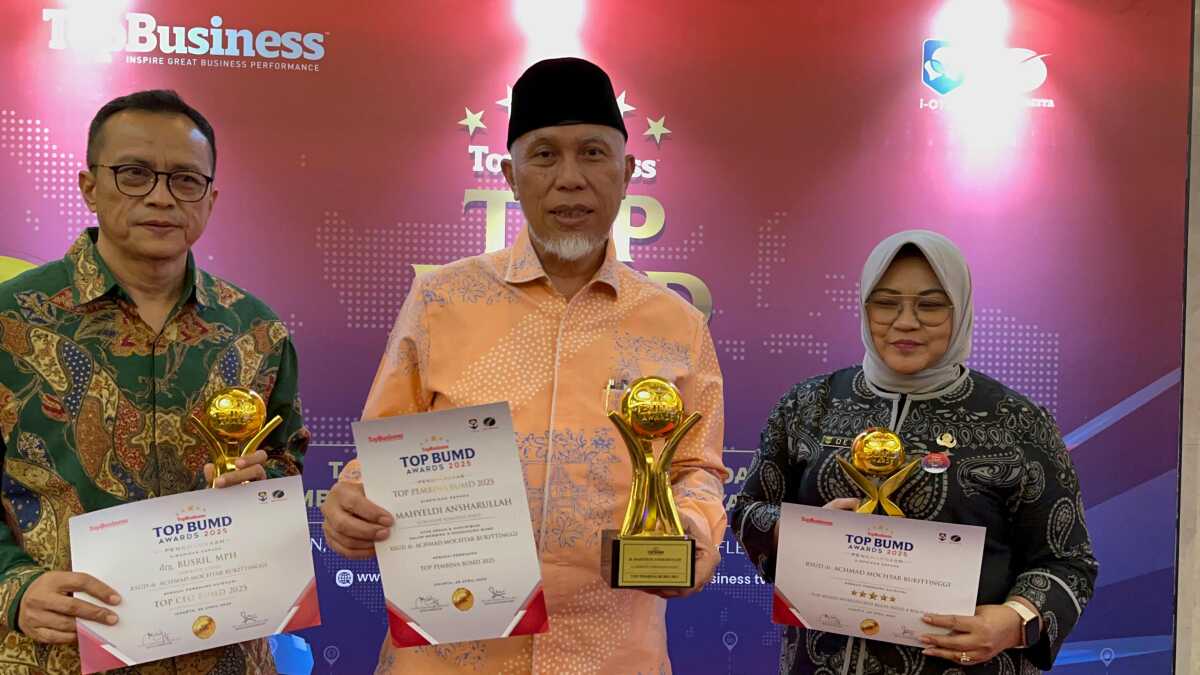 Gubernur Sumbar, Mahyeldi Ansharullah ( no dua dari kiri) di dampingi Direktur RSAM drg. Busril (paling kiri) saat menerima penghargaan TOP BUMD Award Bintang Lima di Jakarta, Senin (28/04/2025). (Foto Adpim sumbar).
