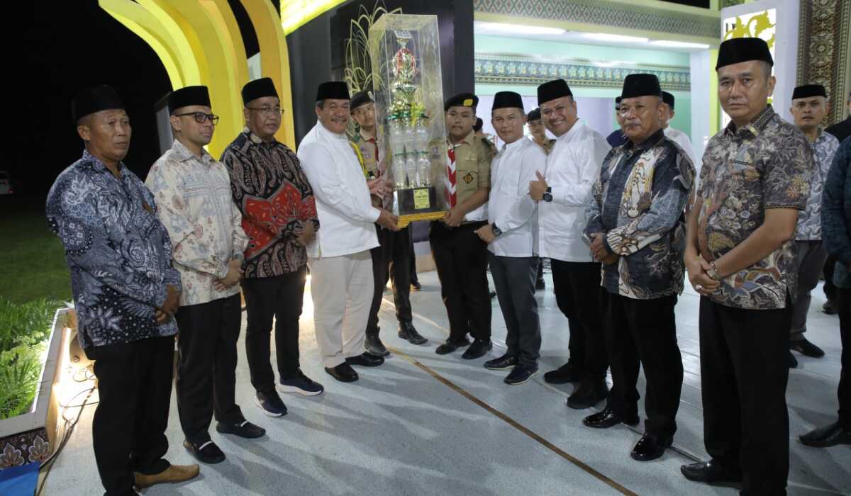 Penyerahan piala bergilir Musabaqah Tilawatil Quran Nasional (MTQN) ke-56 tingkat Kabupaten Asahan, Senin (21/04/2025) malam di Lapangan Sepak Bola Universitas Asahan (UNA), Kelurahan Kisaran Naga, Kecamatan Kota Kisaran Barat.