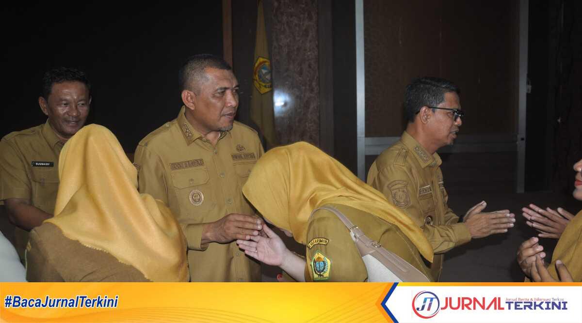 Bupati Karimun Iskandarsyah (kanan) bersama Rocky Marciano Bawole (tengah) dan Sekretaris Daerah Djunaidy menyalami para ASN dalam acara halal bihalal (HBH) dan silaturahmi bersama ASN Sekretariat Daerah Pemkab Karimun di Gedung Nilam Sari, Selasa (08/04/2025).