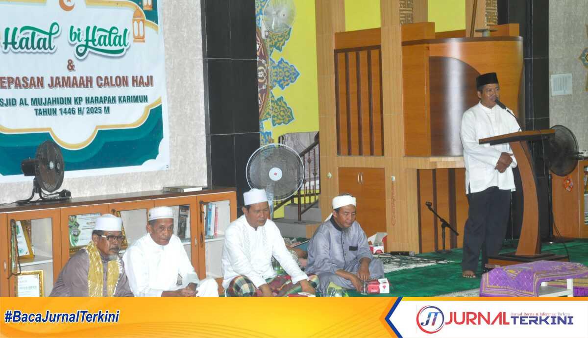 Camat Tebing Khaidir memberikan sambutan dalam acara Halal Bihalal 1446 H/2025 M bertempat di masjid Al Mujahidin Kampung Harapan Kelurahan Harjosari Kecamatan Tebing Kabupaten Karimun, Kamis (24/04/2025) malam. (JurnalTerkini.id/edy kencana)