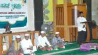 halal Bihalal jemaah calon haji Tebing Camat Tebing Khaidir memberikan sambutan dalam acara Halal Bihalal 1446 H/2025 M bertempat di masjid Al Mujahidin Kampung Harapan Kelurahan Harjosari Kecamatan Tebing Kabupaten Karimun, Kamis (24/04/2025) malam. (JurnalTerkini.id/edy kencana)