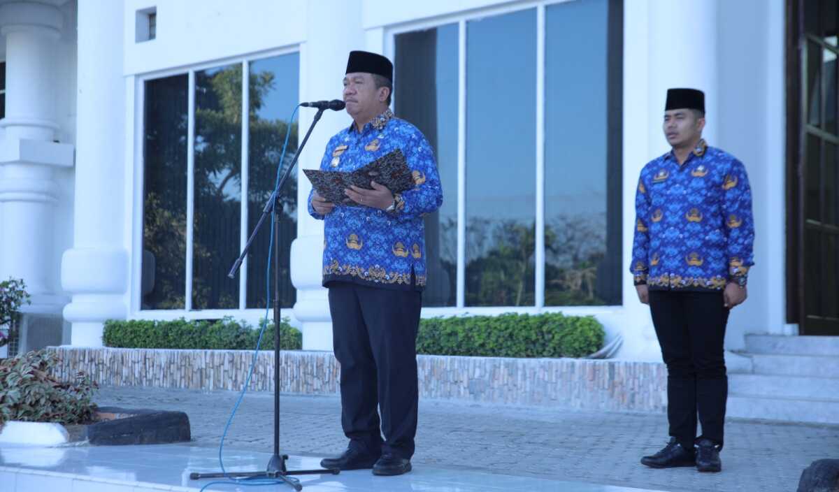 Bupati Asahan, Taufik Zainal Abidin Siregar, S.Sos., M.Si., memimpin Upacara Hari Kesadaran Nasional bulan April 2025 di halaman Kantor Bupati Asahan, Kamis (17/04/2025). (Diskominfo Asahan)
