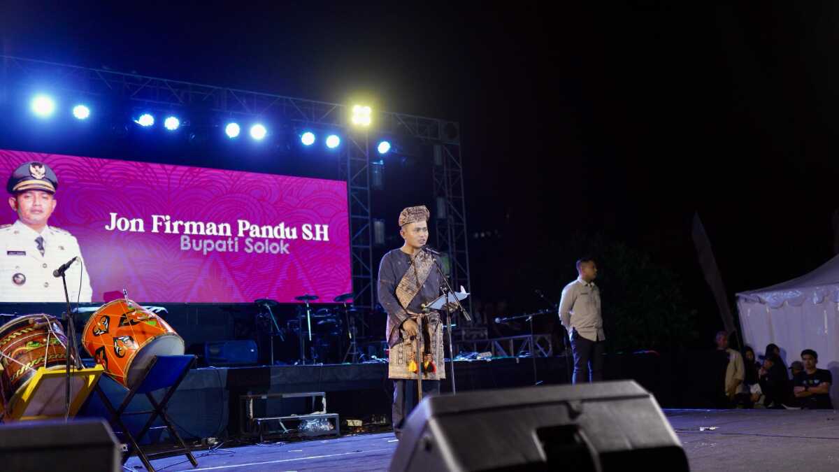 Puncak Perayaan Hari Ulang Tahun (HUT) ke-112 Kabupaten Solok melalui event budaya bertajuk “Solok Maimbau 2025” pada Kamis (24/04/2025) malam, di Lapangan Kantor Bupati Solok. (Diskominfo Solok)