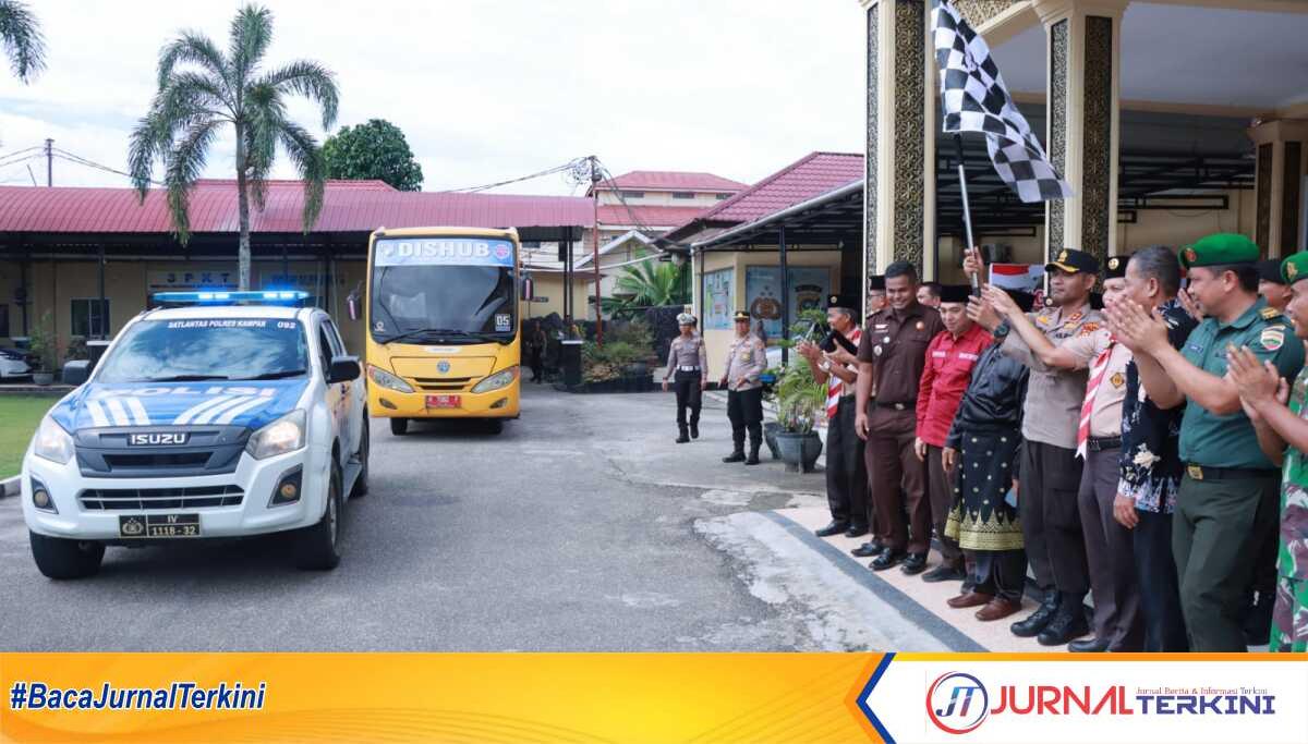 Kapolres Kampar, AKBP Mihardi Mirwan melepas keberangkatan peserta Jambore Karhutla Kabupaten Kampar tahun 2025 ke bumi perkemahan Tahura Siak di halaman Mapolres Kampar, Kamis, (24/4/25). (JurnalTerkini.id/canggih)