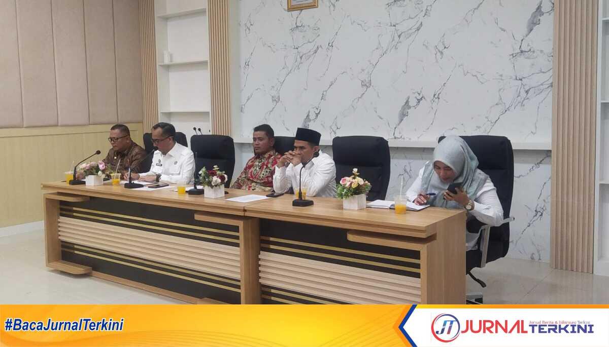 Bupati Solok, Jon Firman Pandu (tengah) dalam kegiatan jumpa pers di Aula Sekdakab Solok, Rabu (23/04/2025).(Foto : Diona/jurnalterkini.id).