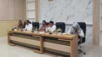 jumpa pers bupati Solok Bupati Solok, Jon Firman Pandu (tengah) dalam kegiatan jumpa pers di Aula Sekdakab Solok, Rabu (23/04/2025).(Foto : Diona/jurnalterkini.id).