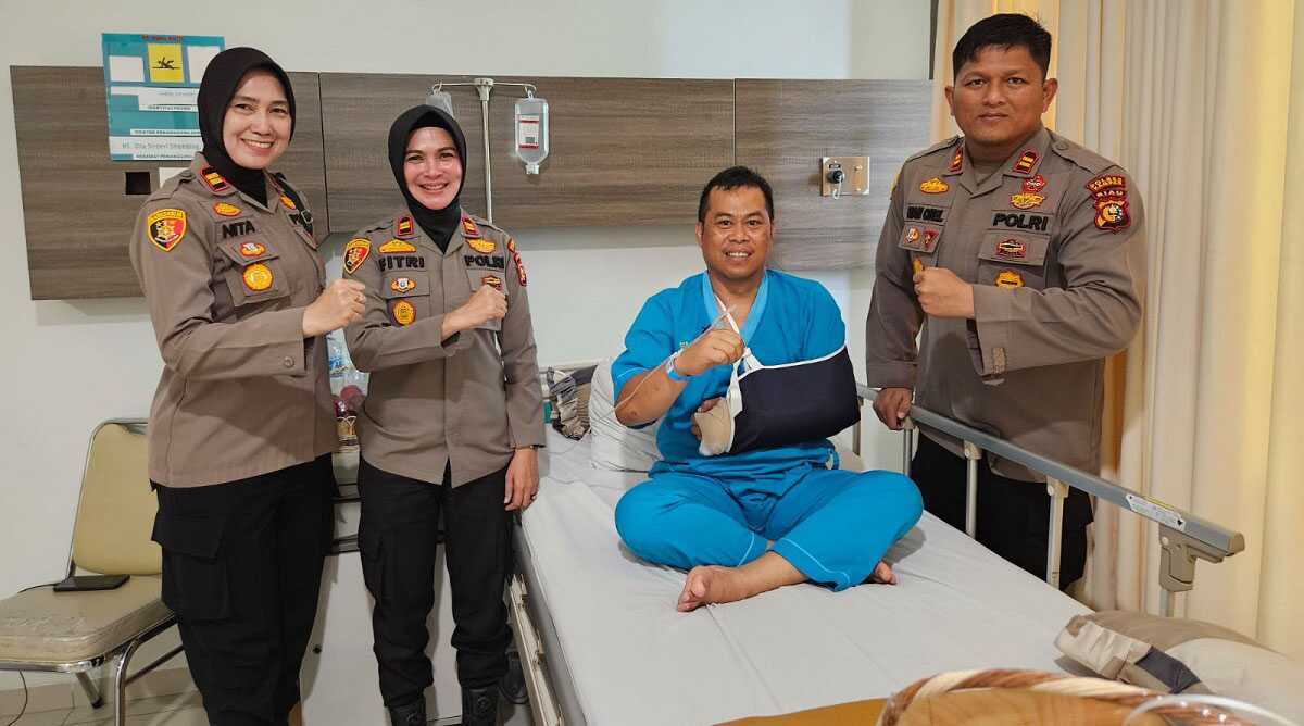 Sejumlah Kapolsek jajaran Polres Kampar menjenguk dan memberikan bantuan sosial kepada Kapolsek Tambang, AKP Asril Syahputra yang sedang terbaring sakit di Rumah Sakit Awal Bros Jalan Ahmad Yani, Kota Pekanbaru, Riau, Selasa (15/4/2025). (Polres Kampar)