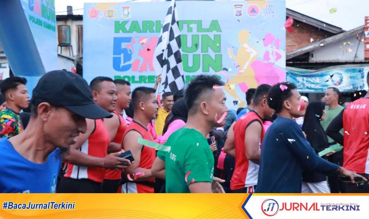 karhutla fun run kampar Ribuan peserta meramaikan kegiatan jalan santai Karhutla Fun Run 2025 di Lapangan Pelajar Kota Bangkinang, Kabupaten Kampar, Provinsi Riau, Minggu (13/4/2025). (JurnalTerkini.id/canggih)