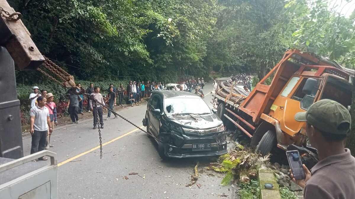 kecelakaan beruntun di padang Kecelakaan beruntun di Silaing, Padang Panjang, Rabu (23/04/225). (Foto :humas polres PP)
