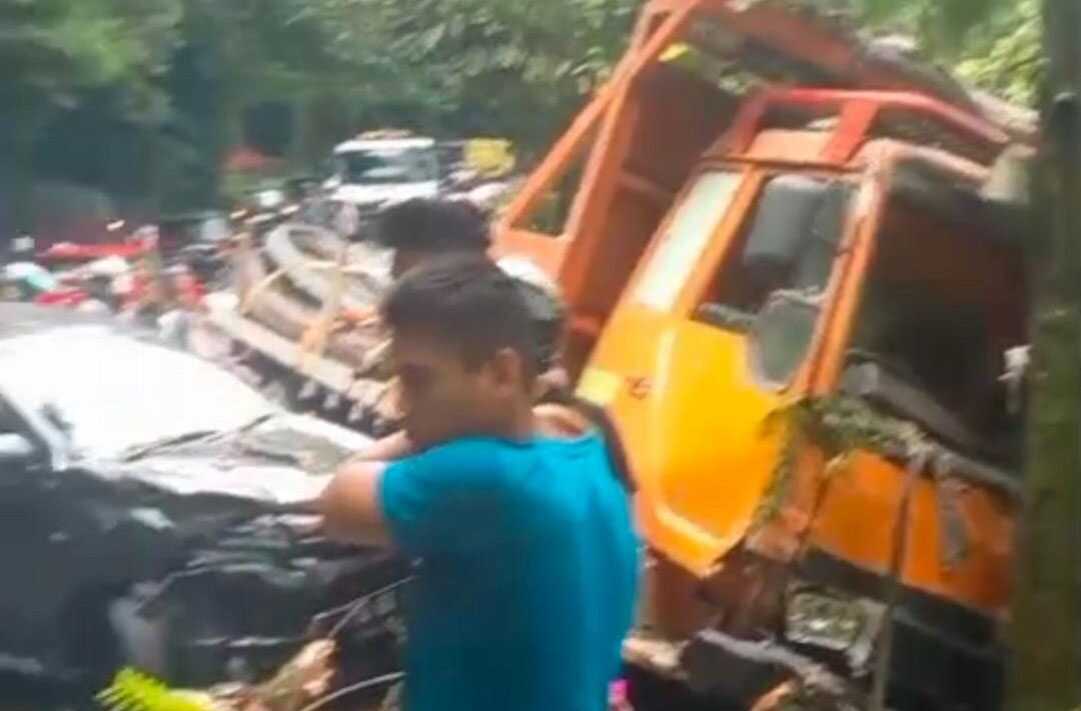 kecelakaan beruntun di silaing Kecelakaan Beruntun di Silaing Padang Panjang, Rabu (23/04/2025).(dokumentasi pribadi)