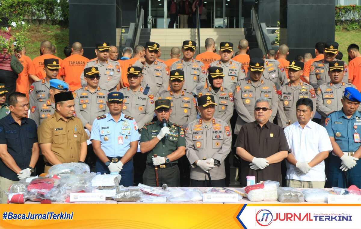 Gelombang apresiasi dan dukungan deras mengalir dari Forkopimda Sumbar kepada Kapolda Sumbar dan jajarannya atas keberhasilan mengungkap berbagai kasus penyalahgunaan narkoba. Pada saat digelarnya konferensi pers, Selasa (29/4/2025) di Mapolda Sumbar. (JurnalTerkini.id/Amryan)
