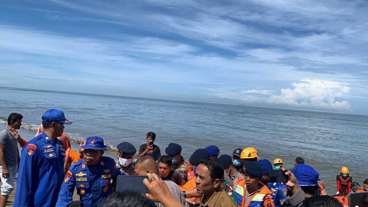 korban hanyut di Pantai Ujung Batu Kelurahan Pasie Nan Tigo Kecamatan Koto Tangah, ditemukan, Selasa (22/04/25) (Foto : Prokopimpadang).