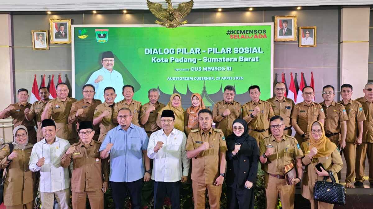 Mensos RI, Syaifullah Yusuf (tengah baju putih) saat kunker di Padang, Selasa (29/04/2025).(Foto Adpim sumbar).