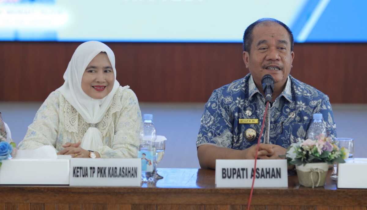 Bupati Asahan Taufik Zainal Abidin Siregar membuka rapat persiapan lomba TP-PKK Kabupaten Asahan di Pendopo Rumah Dinas Bupati Asahan, Kamis (10/04/2025). (Diskominfo Asahan)